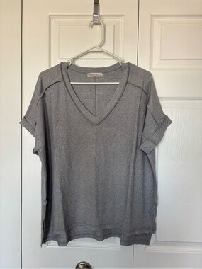 Zenana Outfitters Gray V-Neck Short Sleeve Tee